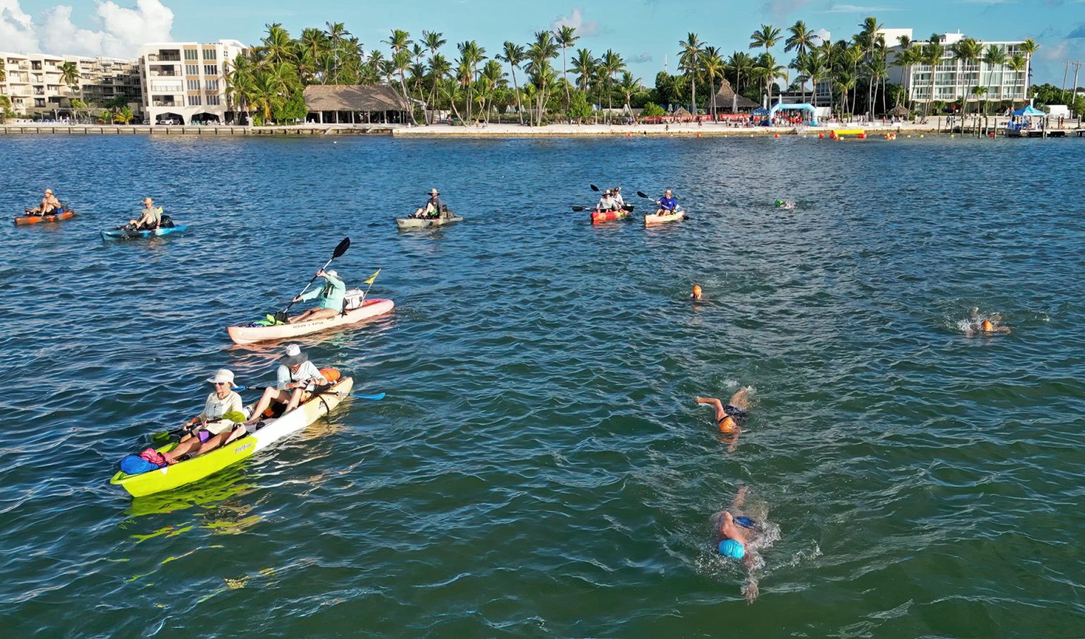 Fotografía cedida por la Oficina de Noticias de los Cayos de Florida de unos kayakistas mientras acompañan a nadadores durante el inicio de la travesía a nado hacia el faro Alligator, este sábado en Islamorada, Florida (EE. UU). EFE/Andy Newman/Oficina de Noticias de los Cayos de Florida /SOLO USO EDITORIAL /NO VENTAS /SOLO DISPONIBLE PARA ILUSTRAR LA NOTICIA QUE ACOMPAÑA /CRÉDITO OBLIGATORIO