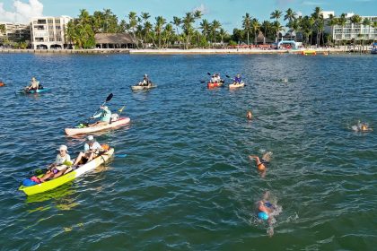 Fotografía cedida por la Oficina de Noticias de los Cayos de Florida de unos kayakistas mientras acompañan a nadadores durante el inicio de la travesía a nado hacia el faro Alligator, este sábado en Islamorada, Florida (EE. UU). EFE/Andy Newman/Oficina de Noticias de los Cayos de Florida /SOLO USO EDITORIAL /NO VENTAS /SOLO DISPONIBLE PARA ILUSTRAR LA NOTICIA QUE ACOMPAÑA /CRÉDITO OBLIGATORIO