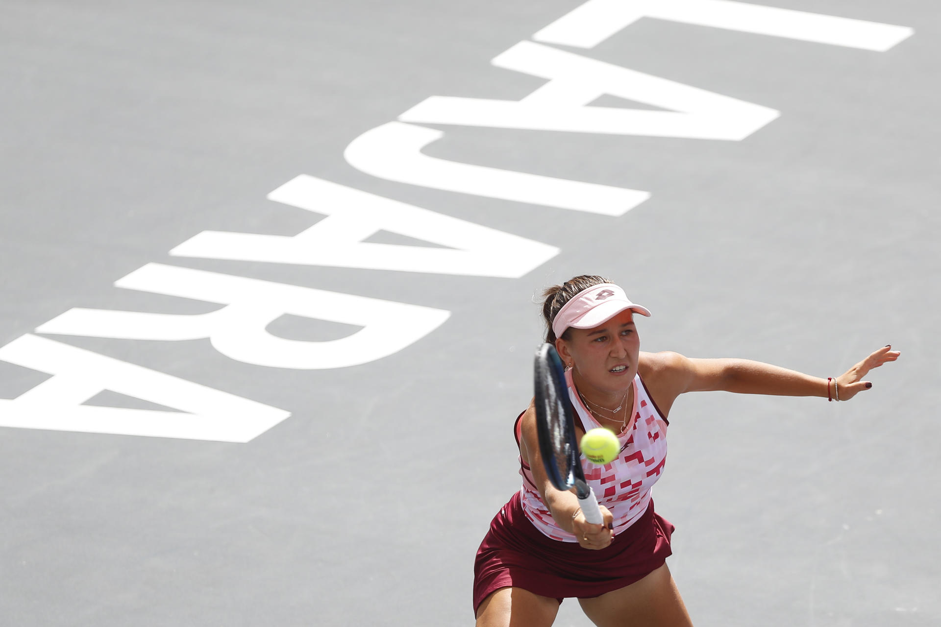 La tenista rusa Kamilla Rakhimova devuelve ante la colombiana Camila Osorio este viernes, durante un partido del torneo Guadalajara Open WTA 500 en el Centro Panamericano de Tenis en Guadalajara, Jalisco (México). EFE/ Francisco Guasco
