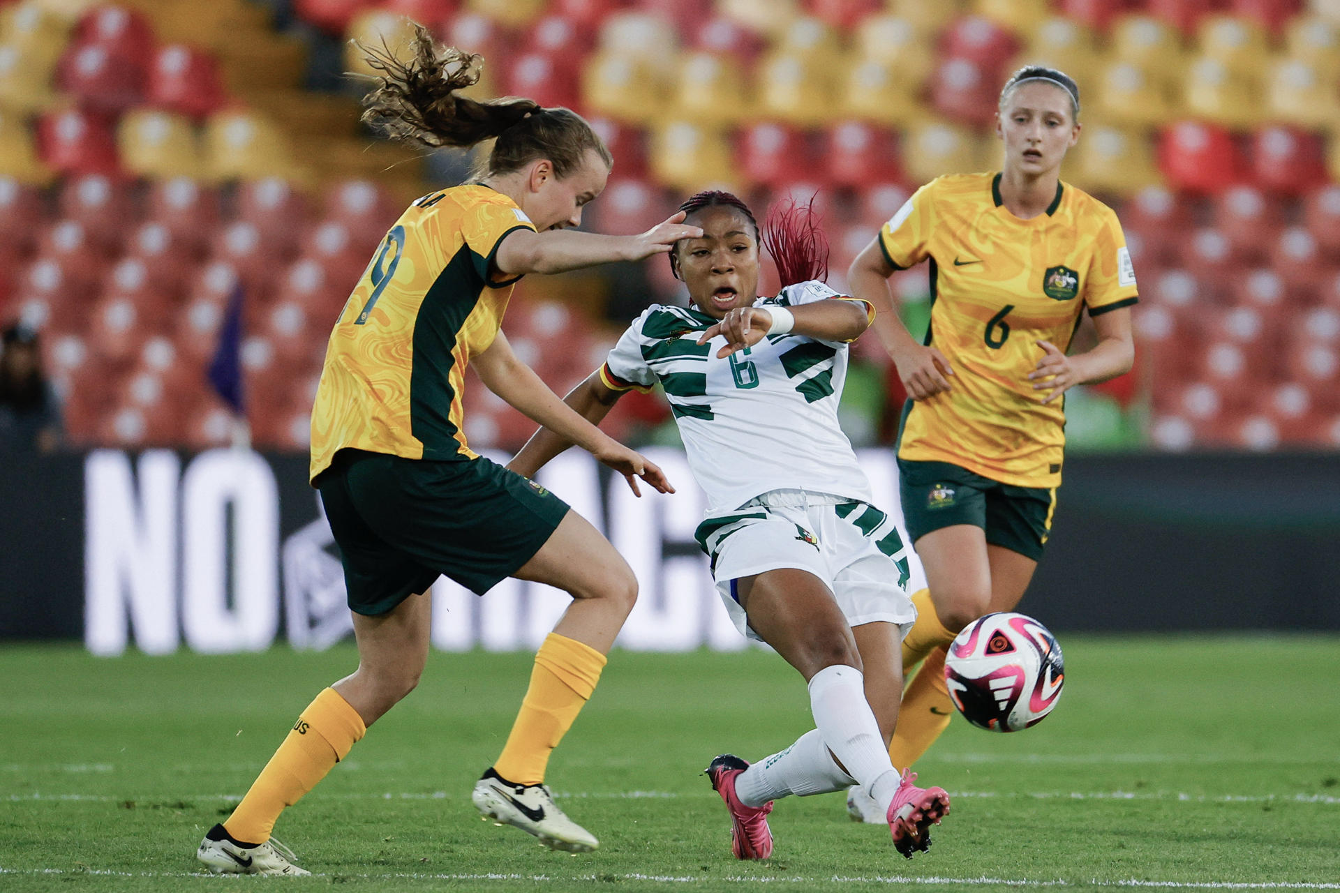 Ella O'Grady (i) de Australia disputa un balón con Achta Toko Njoya de Camerún en un partido del grupo A de la Copa Mundial Femenina sub-20. EFE/ Mauricio Dueñas Castañeda
