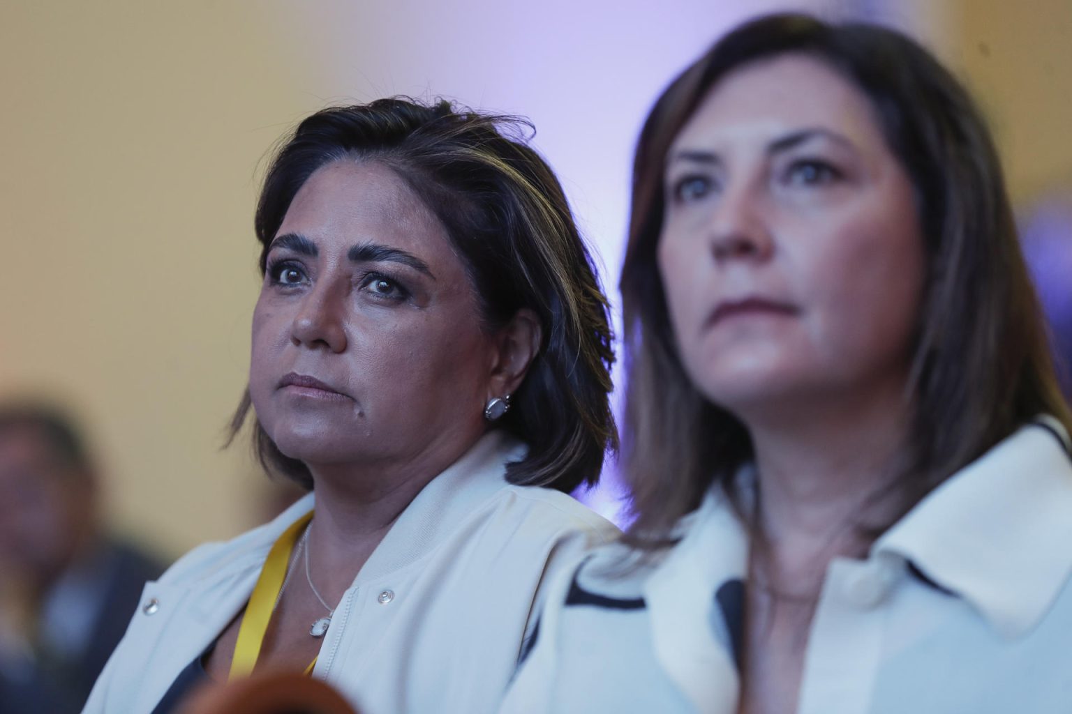 La subgobernadora del Banco de México (Banxico), Irene Espinosa (i), acompañada de la directora general de S&P México y Latam, María consuelo Pérez Cavallazzi (d), participan este miércoles en la Tercera Convención Binacional 2024, en la Ciudad de México (México). EFE/ Isaac Esquivel