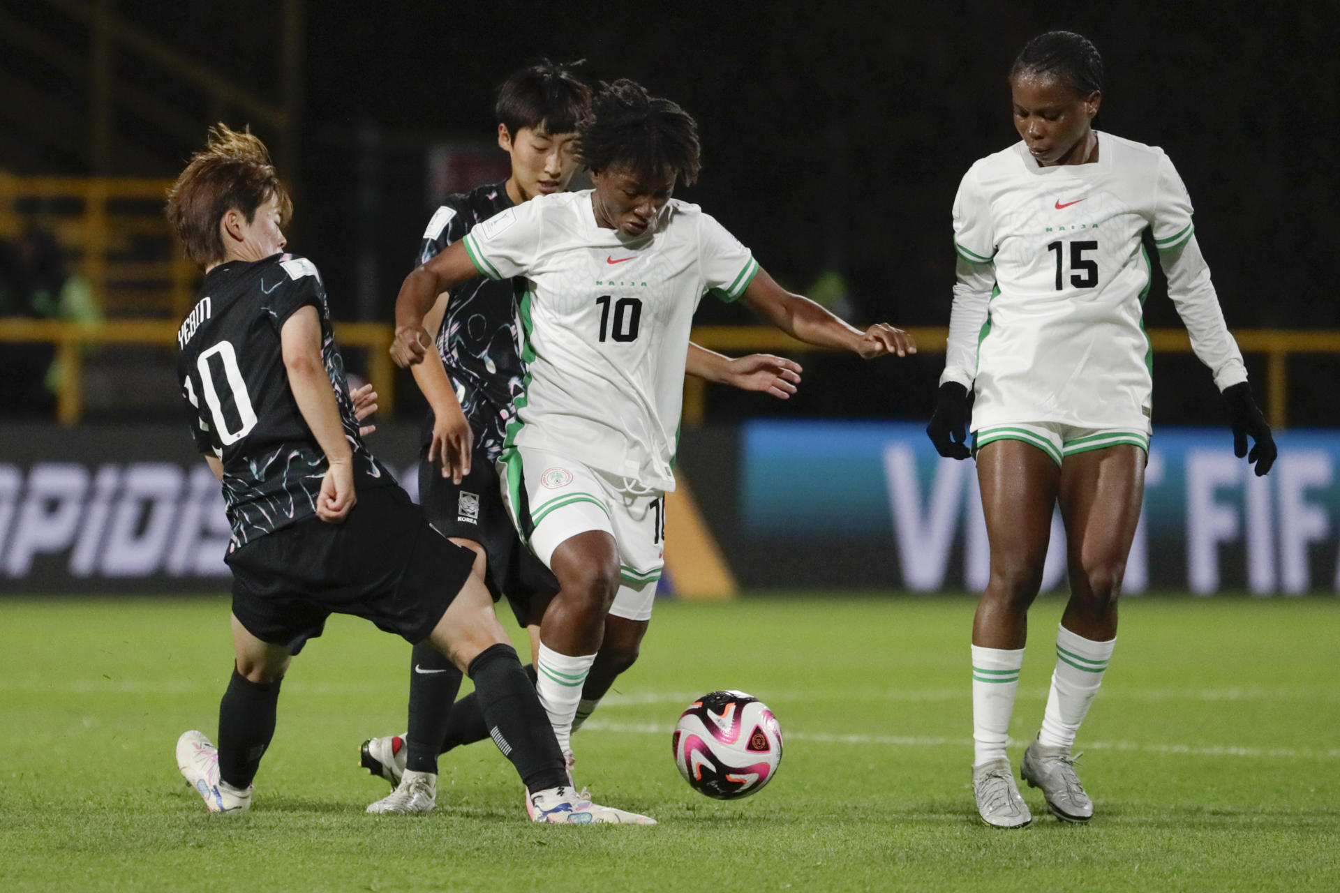 Philomina Yina (i), de Nigeria, fue registrada este domingo, 1 de septiembre, al disputar un balón con Yebin Bae (i) de Corea del Sur, durante un partido del grupo D del Mundial FIFA femenino sub-20, en el estadio de Techo, en Bogotá (Colombia). EFE/Carlos Ortega
