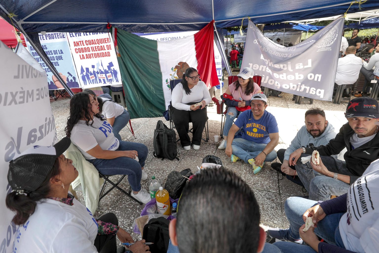 Imagen de archivo de jueces y trabajadores del Poder Judicial que se mantienen en paro en contra de la reforma judicial en la Ciudad de México (México). EFE/ Isaac Esquivel