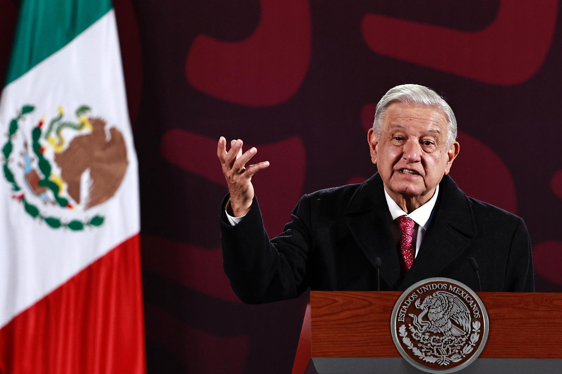 El presidente de México, Andrés Manuel López Obrador, habla este lunes durante su conferencia de prensa matutina en Palacio Nacional, en la Ciudad de México (México). EFE/Mario Guzmán
