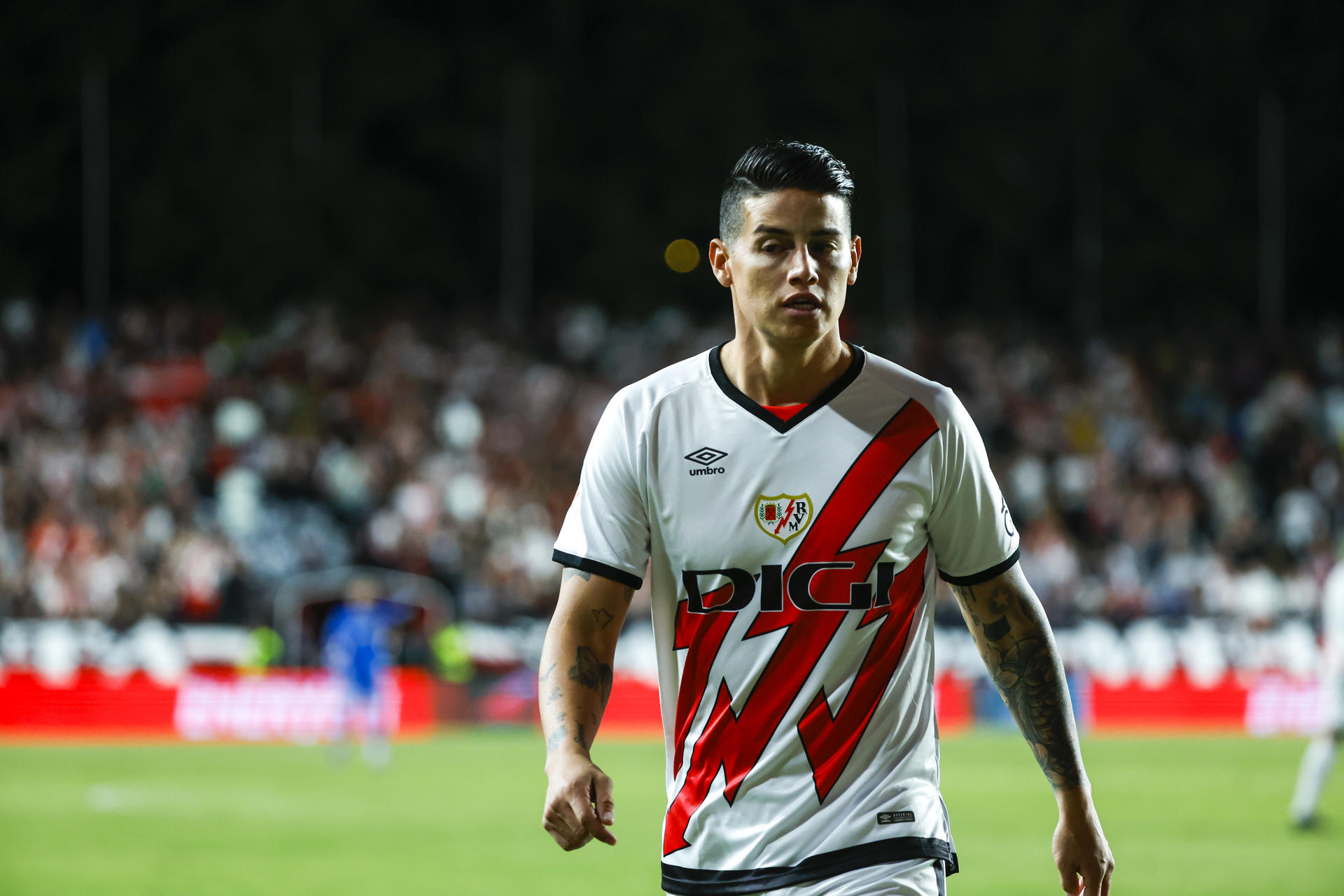 El centrocampista colombiano del Rayo Vallecano James Rodríguez durante el partido de la quinta jornada de LaLiga que Rayo Vallecano y Osasuna disputan este lunes en el estadio de Vallecas. EFE/Juanjo Martín
