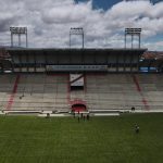 Foto de archivo del estadio del municipio boliviano de El Alto, que ha comenzado a recibir críticas por los rigores que plantea a los rivales jugar a 4.090 metros sobre el nivel del mar. EFE/Luis Gandarillas