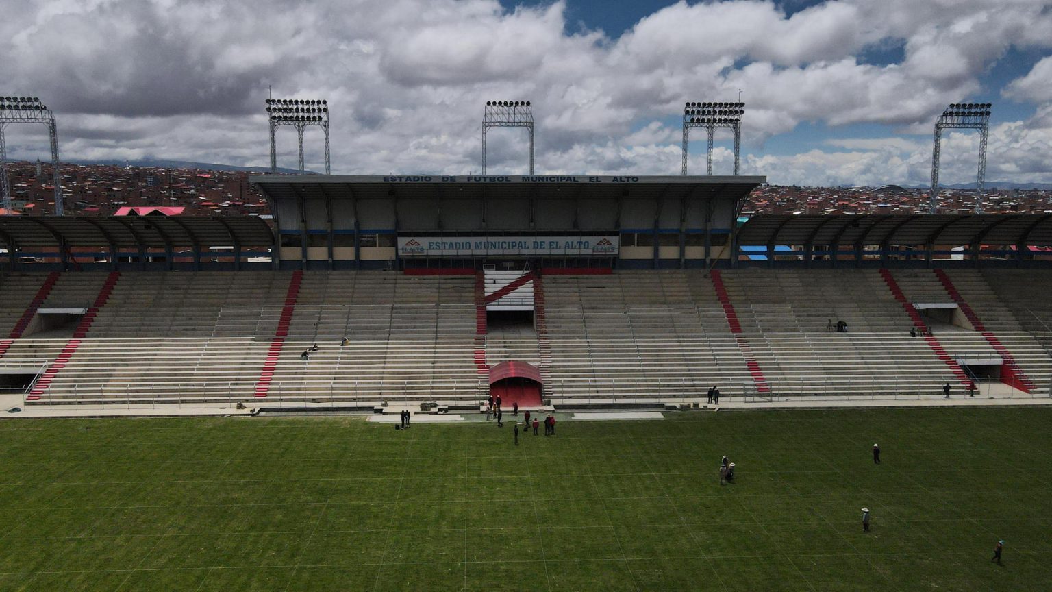 Foto de archivo del estadio del municipio boliviano de El Alto, que ha comenzado a recibir críticas por los rigores que plantea a los rivales jugar a 4.090 metros sobre el nivel del mar. EFE/Luis Gandarillas