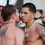 El mexicano Saúl ‘Canelo’ Álvarez (i) y el puertorriqueño Edgar Berlanga (d) se miran frente a frente durante la ceremonia de pesaje este viernes, a las afueras del T-Mobile Arena en Las Vegas, Nevada (EE. UU). EFE/ Octavio Guzmán