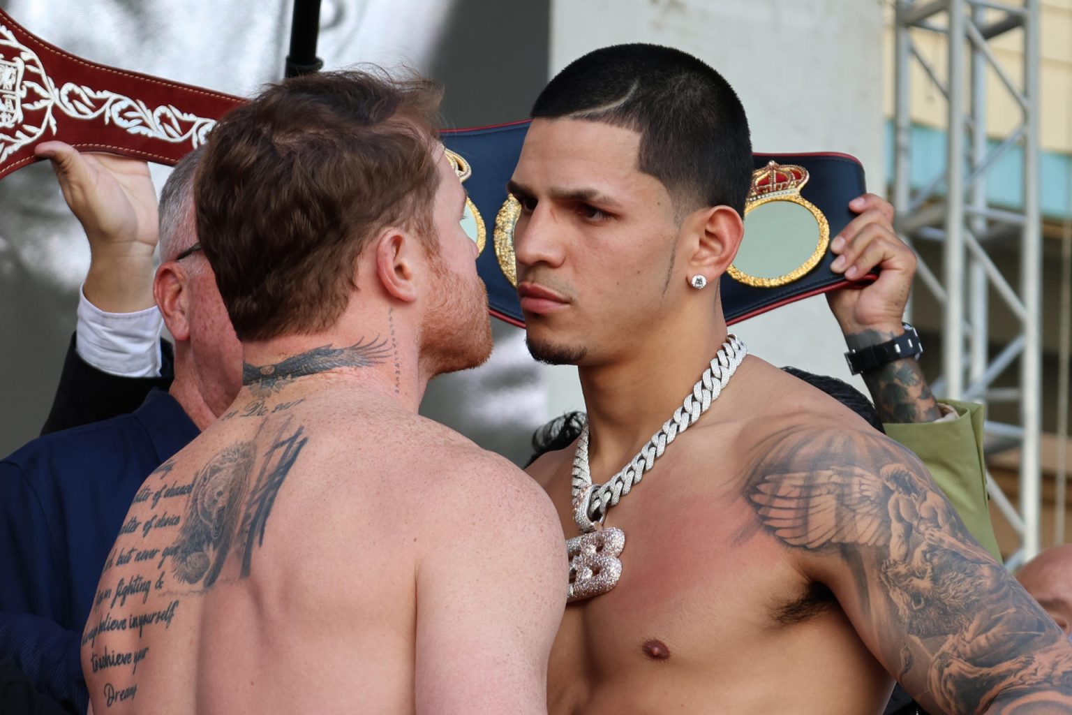 El mexicano Saúl ‘Canelo’ Álvarez (i) y el puertorriqueño Edgar Berlanga (d) se miran frente a frente durante la ceremonia de pesaje este viernes, a las afueras del T-Mobile Arena en Las Vegas, Nevada (EE. UU). EFE/ Octavio Guzmán