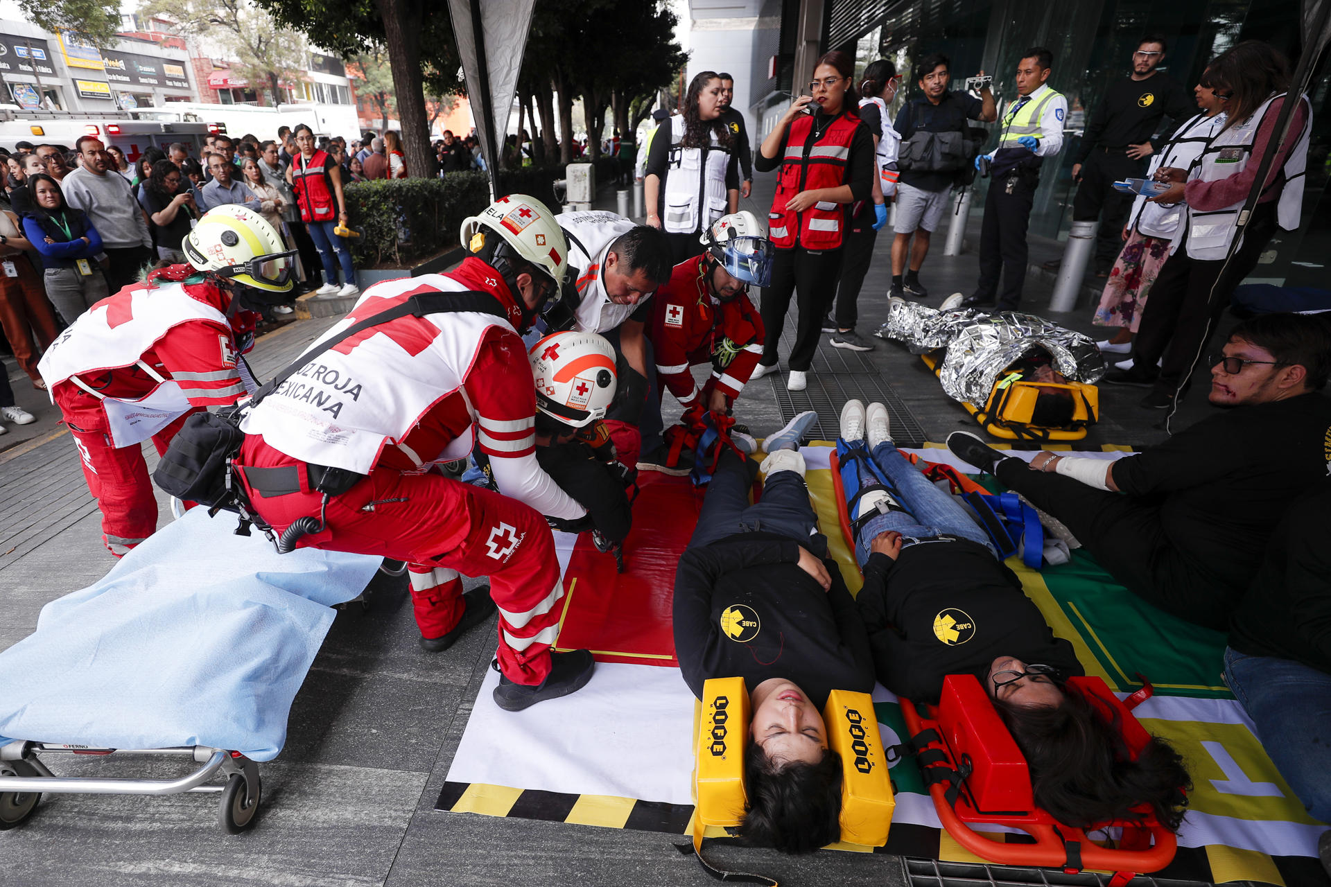 Personas acompañadas de rescatistas participan este jueves en un simulacro de terremoto, en la Ciudad de México (México). EFE/ Isaac Esquivel
