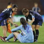 Jugadoras de Japón consuelan a la portera de España tras concluir en Medellín el partido de cuartos de final del Mundial sub-20 que ha puesto a las Samuráis Azules en semifinales. EFE/ Luis Eduardo Noriega Arboleda