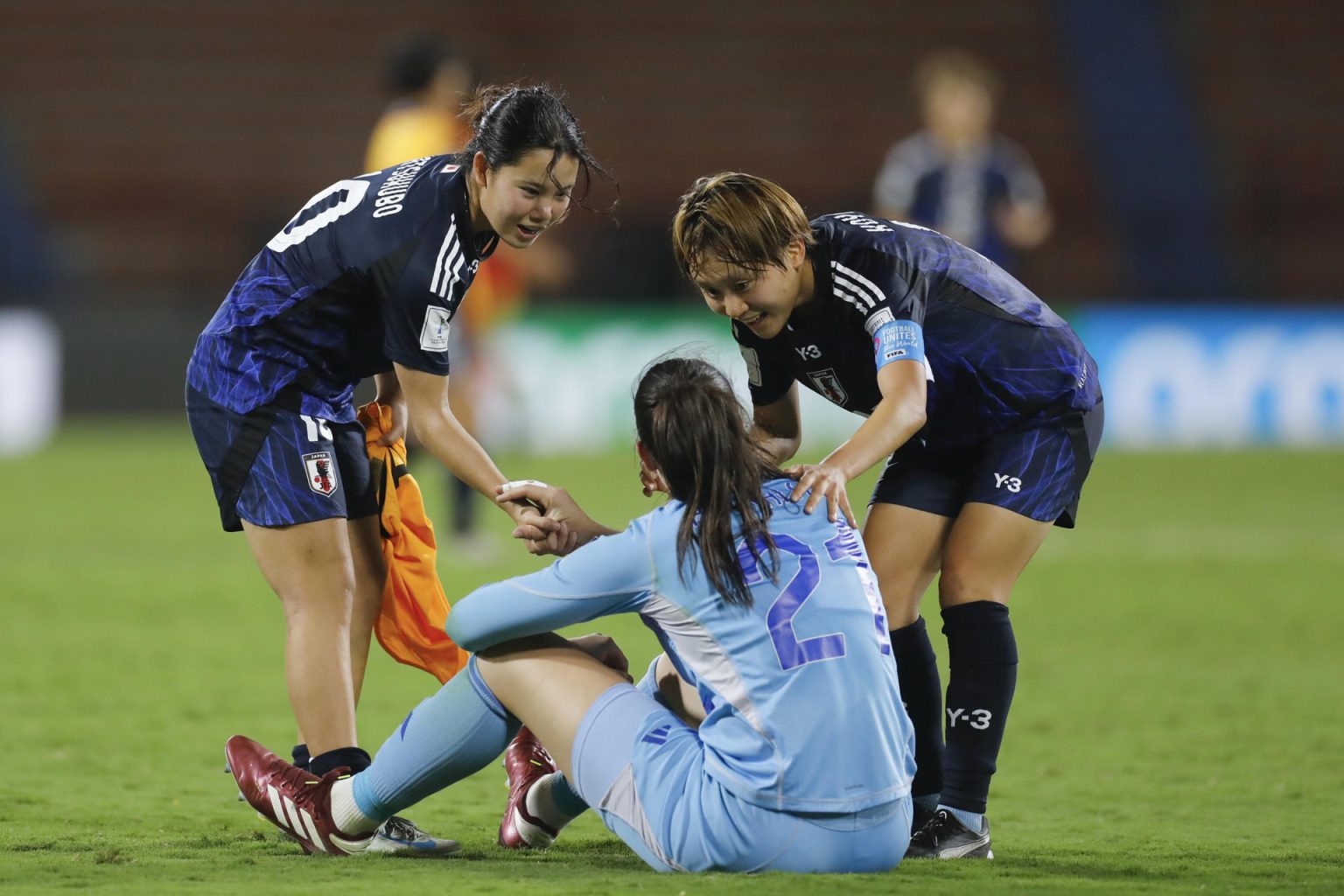 Jugadoras de Japón consuelan a la portera de España tras concluir en Medellín el partido de cuartos de final del Mundial sub-20 que ha puesto a las Samuráis Azules en semifinales. EFE/ Luis Eduardo Noriega Arboleda