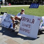 Un hombre muestra carteles en contra de Kamala Harris frente al National Constitution Center, sede del debate presidencial, este martes en Filadelfia (Estados Unidos). EFE/ Octavio Guzmán