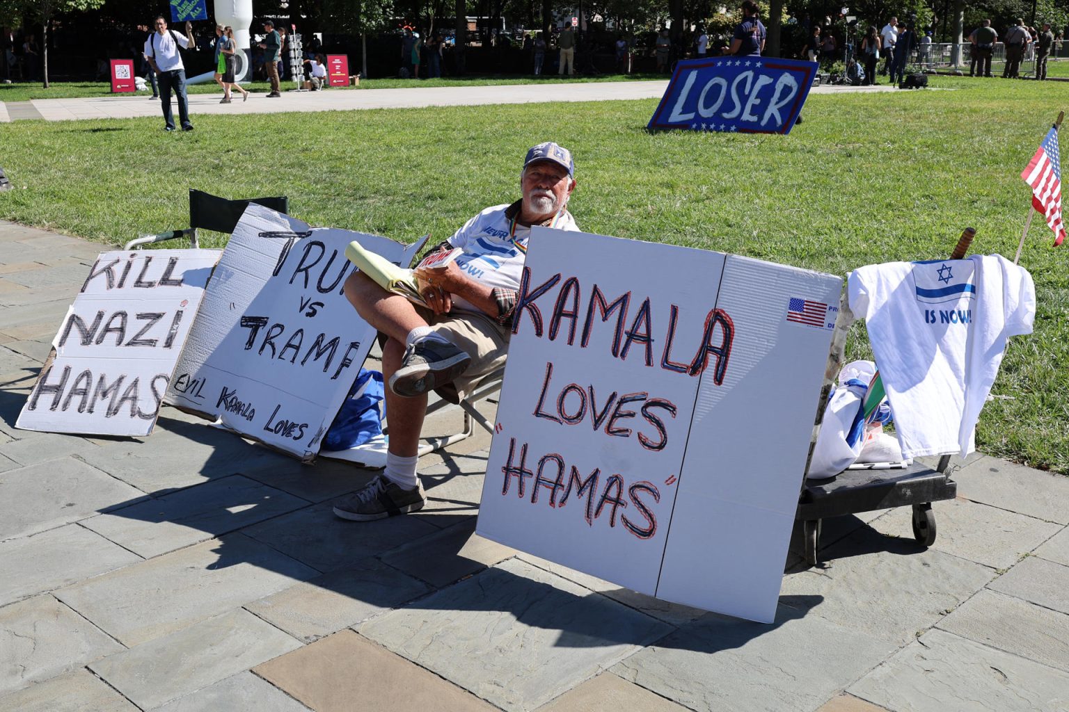 Un hombre muestra carteles en contra de Kamala Harris frente al National Constitution Center, sede del debate presidencial, este martes en Filadelfia (Estados Unidos). EFE/ Octavio Guzmán