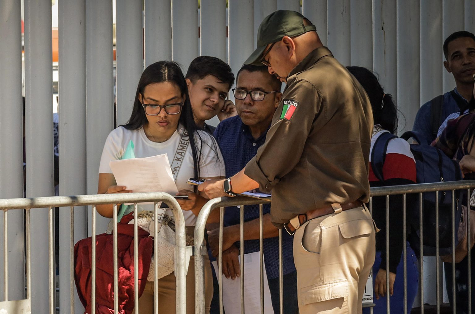 Personal de migración revisa documentos a migrantes en la ciudad de Tijuana (México). EFE/ Joebeth Terríquez