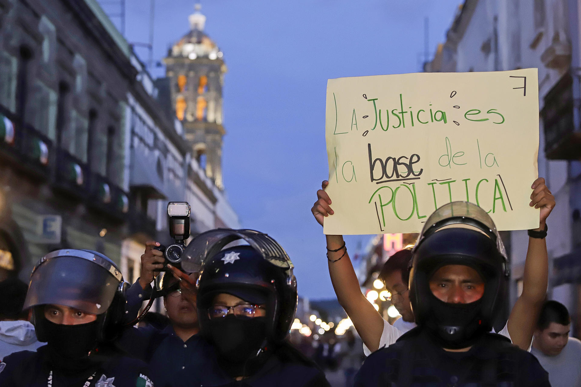 Una persona sostiene una pancarta durante una manifestación a las afuera de las instalaciones del Congreso del Estado este miércoles, en la ciudad de Puebla (México). EFE/ Hilda Ríos
