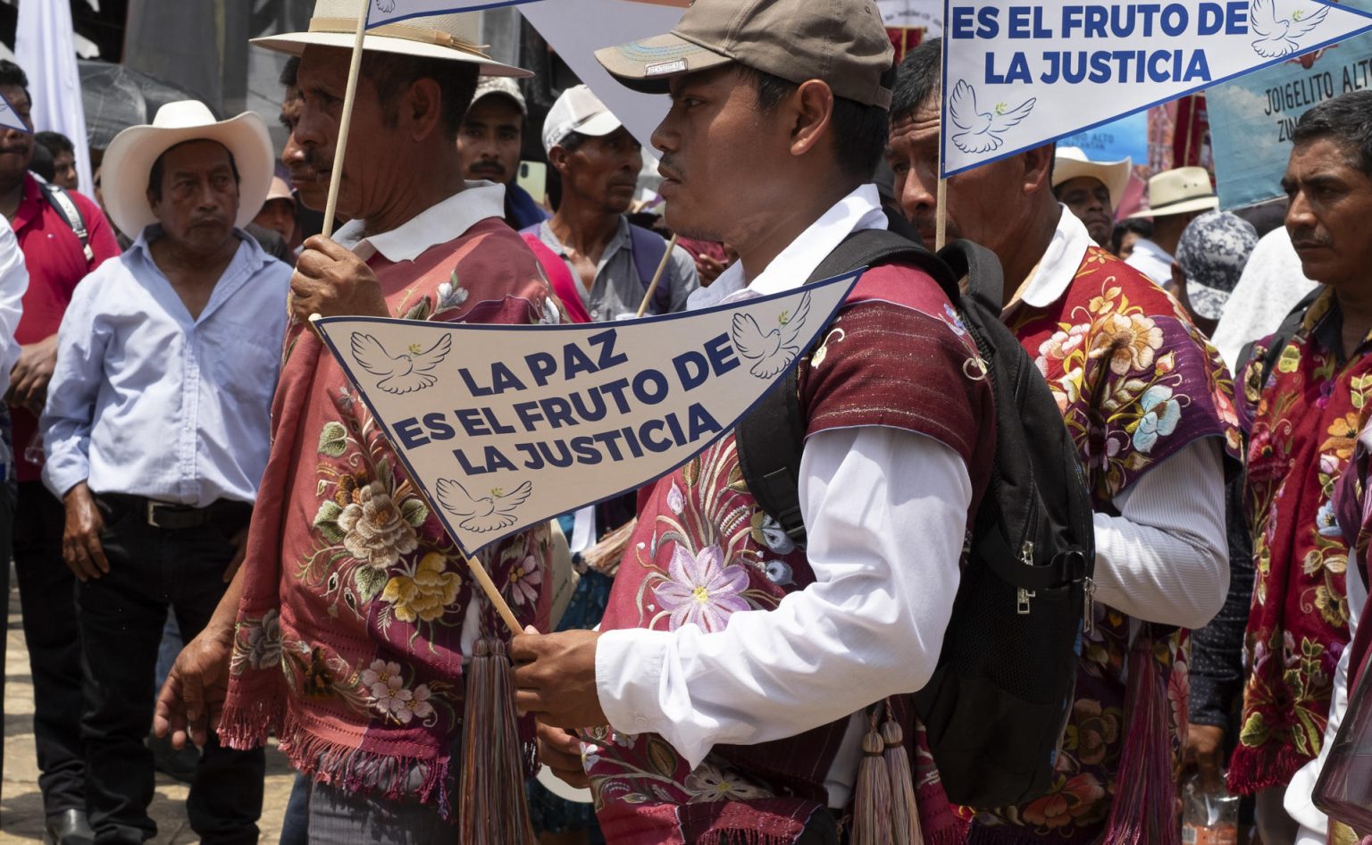 Indígenas participan en una manifestación por la paz y contra el aumento de la violencia del narcotráfico en el estado de Chiapas, este viernes en Tuxtla Gutiérrez (México). EFE/Carlos López