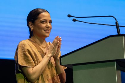 La cantante mexicana Natalia Lafourcade habla este viernes en la XIX Cumbre Mundial de Premios Nobel por La Paz, en la ciudad de Monterrey (México). EFE/ Miguel Sierra