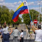 Simpatizantes del excandidato opositor a la Presidencia de Venezuela, Edmundo González Urrutia, en la puerta de la base aérea de Torrejón de Ardoz (Madrid). Edmundo González Urrutia ha llegado a Madrid en un avión de las Fuerzas Aéreas españolas. EFE/ Borja Sánchez