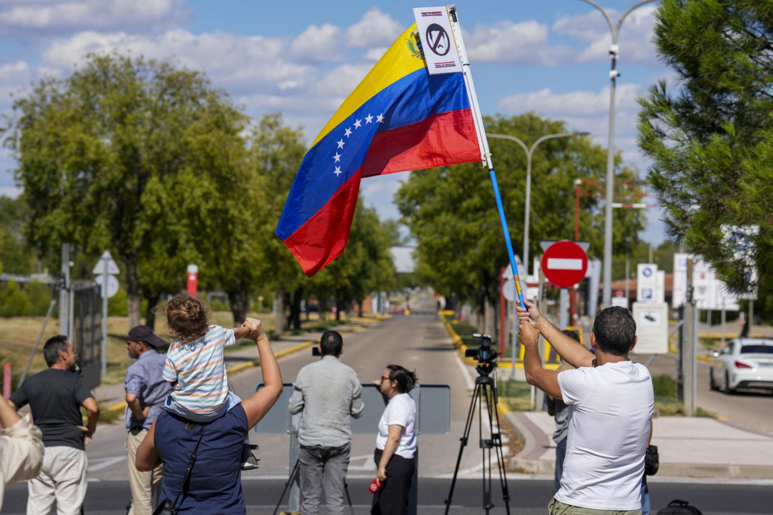 Simpatizantes del excandidato opositor a la Presidencia de Venezuela, Edmundo González Urrutia, en la puerta de la base aérea de Torrejón de Ardoz (Madrid). Edmundo González Urrutia ha llegado a Madrid en un avión de las Fuerzas Aéreas españolas. EFE/ Borja Sánchez