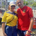 Aficionados posan con las camisetas de Colombia y España este miércoles, afuera del estadio Pascual Guerrero en Cali (Colombia). EFE/ Carlos Andrés Valverde