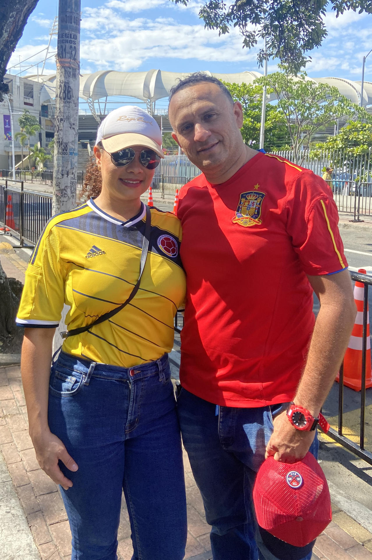 Aficionados posan con las camisetas de Colombia y España este miércoles, afuera del estadio Pascual Guerrero en Cali (Colombia). EFE/ Carlos Andrés Valverde