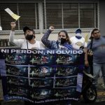 Imagen de archivo de varios nicaragüenses con estatus de refugiados en Costa Rica protestan frente a la embajada de su país, en San José. EFE/ Jeffrey Arguedas