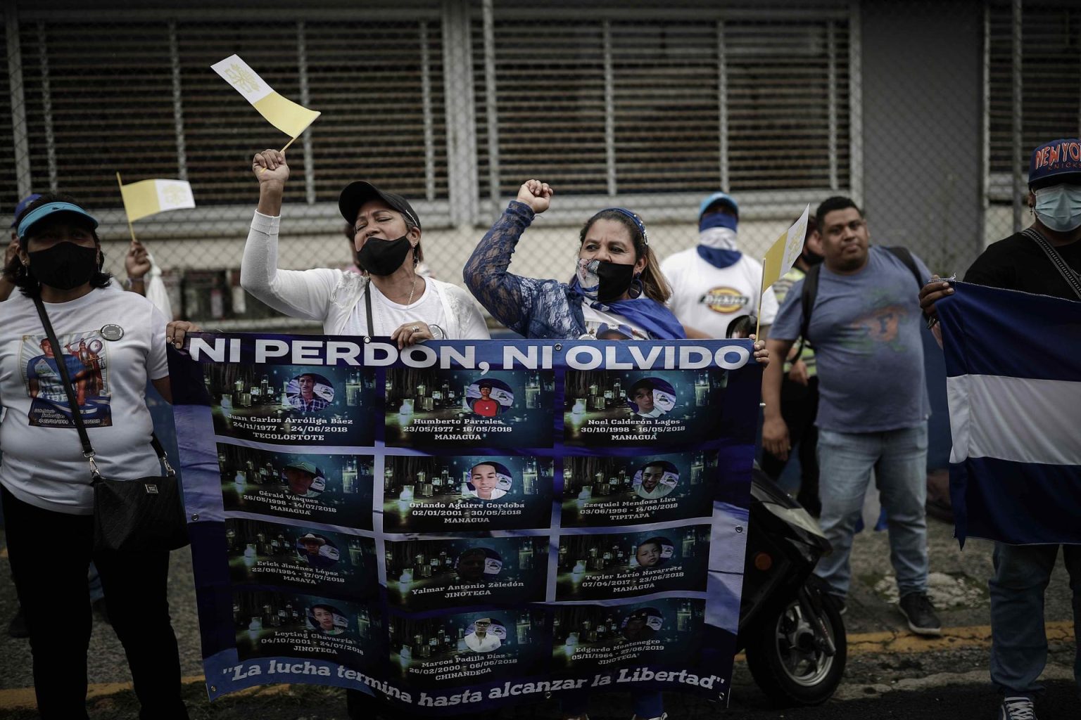 Imagen de archivo de varios nicaragüenses con estatus de refugiados en Costa Rica protestan frente a la embajada de su país, en San José. EFE/ Jeffrey Arguedas