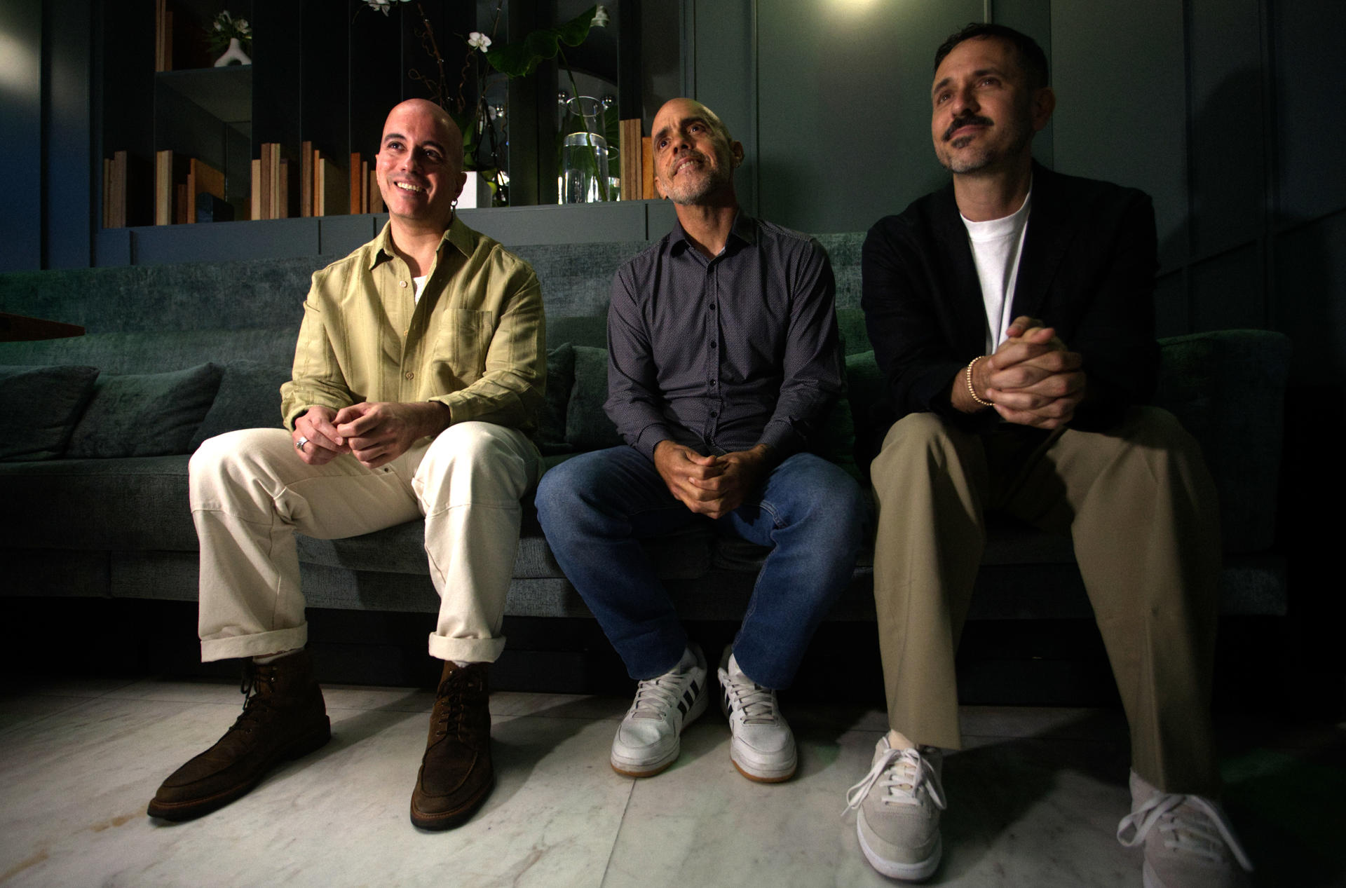 Fotografía del 27 de agosto de 2024 del vocalista y bajista, Willy Rodríguez (i), el guitarrista, Eliut González (c) y el tecladista, Juan Carlos 'Juanqui' Sulsona, de la banda puertorriqueña Cultura Profetica, posando durante una entrevista con EFE, en San Juan (Puerto Rico). EFE/ Thais Llorca
