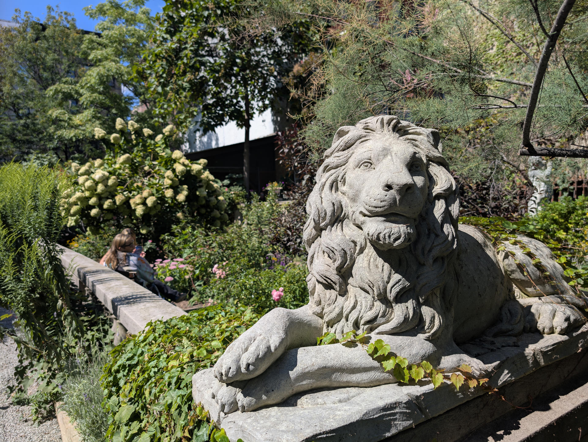 Fotografía que muestra la estatua de un león, en el parque Elizabeth Street Garden el pasado martes en Nueva York (EE.UU.). EFE/Sarah Yáñez-Richards
