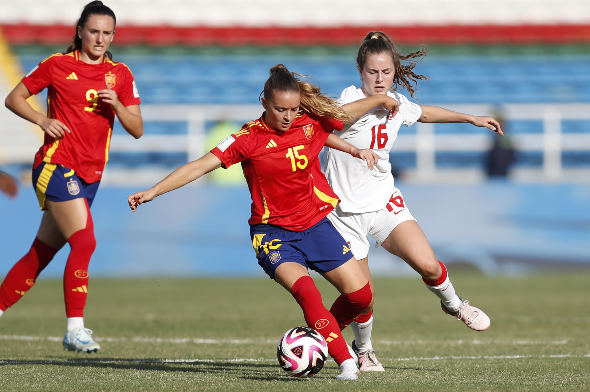 Sara Ortega (c) de España disputa el balón con Ella Mcbride de Canadá en un partido de los octavos de final de la Copa Mundial Femenina sub-20. EFE/ Ernesto Guzmán
