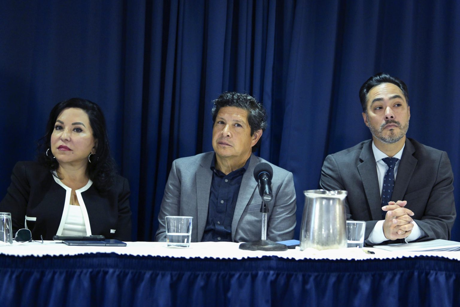 La presidenta de la Coalición Nacional de Medios Hispanos (NHMC), Brenda Victoria Castillo (i), el presidente y director ejecutivo de la Fundación de la Herencia Hispana (HHF), José Antonio Tijerino (c), y el congresista demócrata por Texas, Joaquín Castro, participan en una rueda de prensa este jueves, en el National Press Club en Washington (EE.UU.). EFE/Lenin Nolly