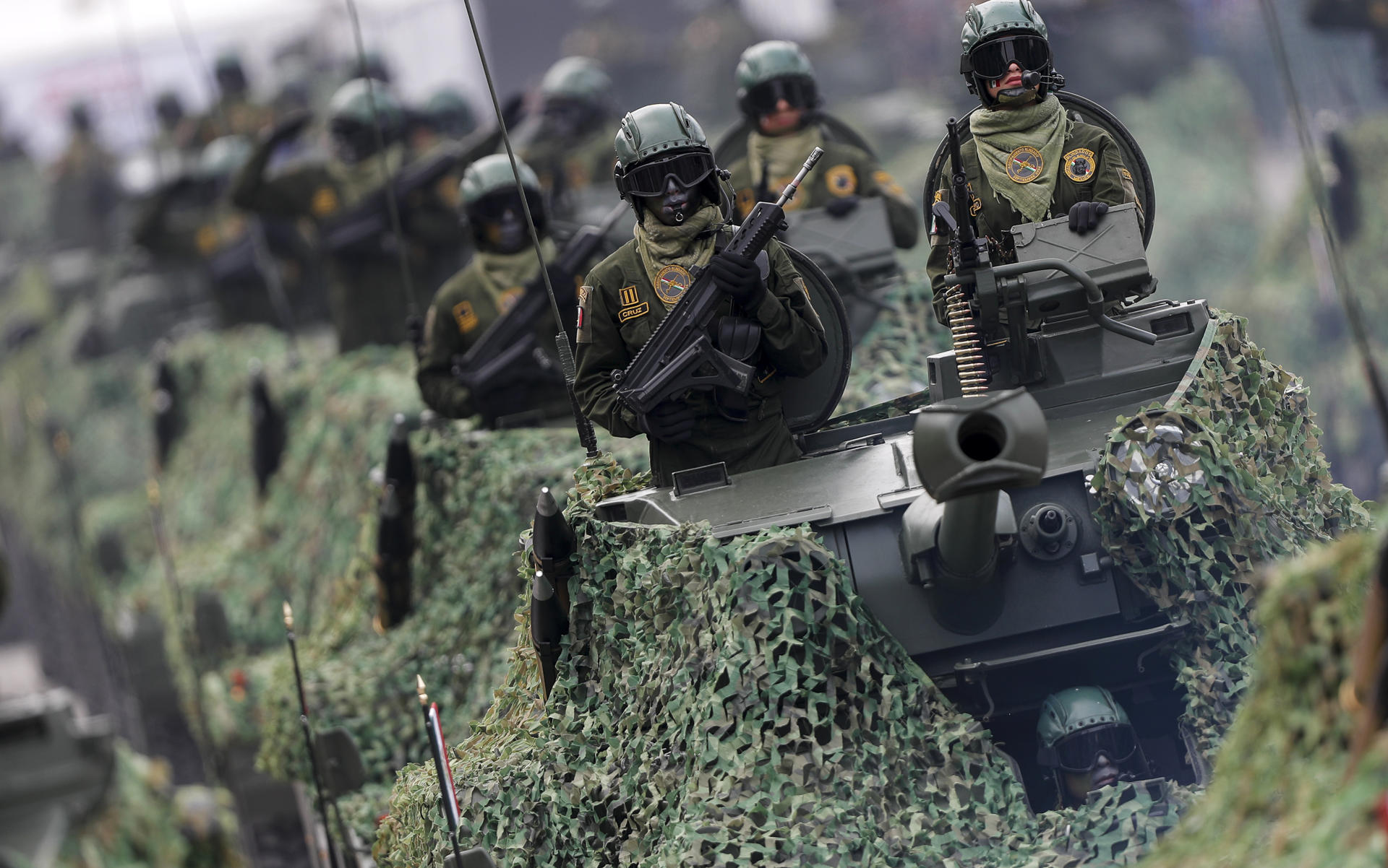 Un integrante de las Fuerzas Armadas de México, participa en el desfile por el 214 aniversario del inicio de la Independencia de México, este lunes, en la plancha del Zócalo, en la Ciudad de México (México). EFE/ Isaac Esquivel
