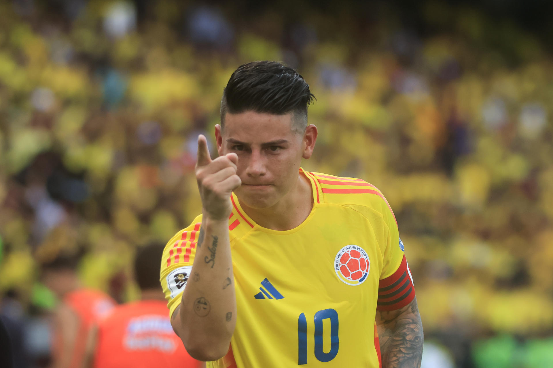 James Rodríguez, centrocampista y capitán de Colombia, fue registrado este martes, 10 de septiembre, al celebrar un gol que le anotó de penal a Argentina, durante la jornada 8 de las eliminatorias suramericanas al Mundial FIFA de 2026, en el estadio Metropolitano de Barranquilla (Colombia). EFE/ Ricardo Maldonado Rozo
