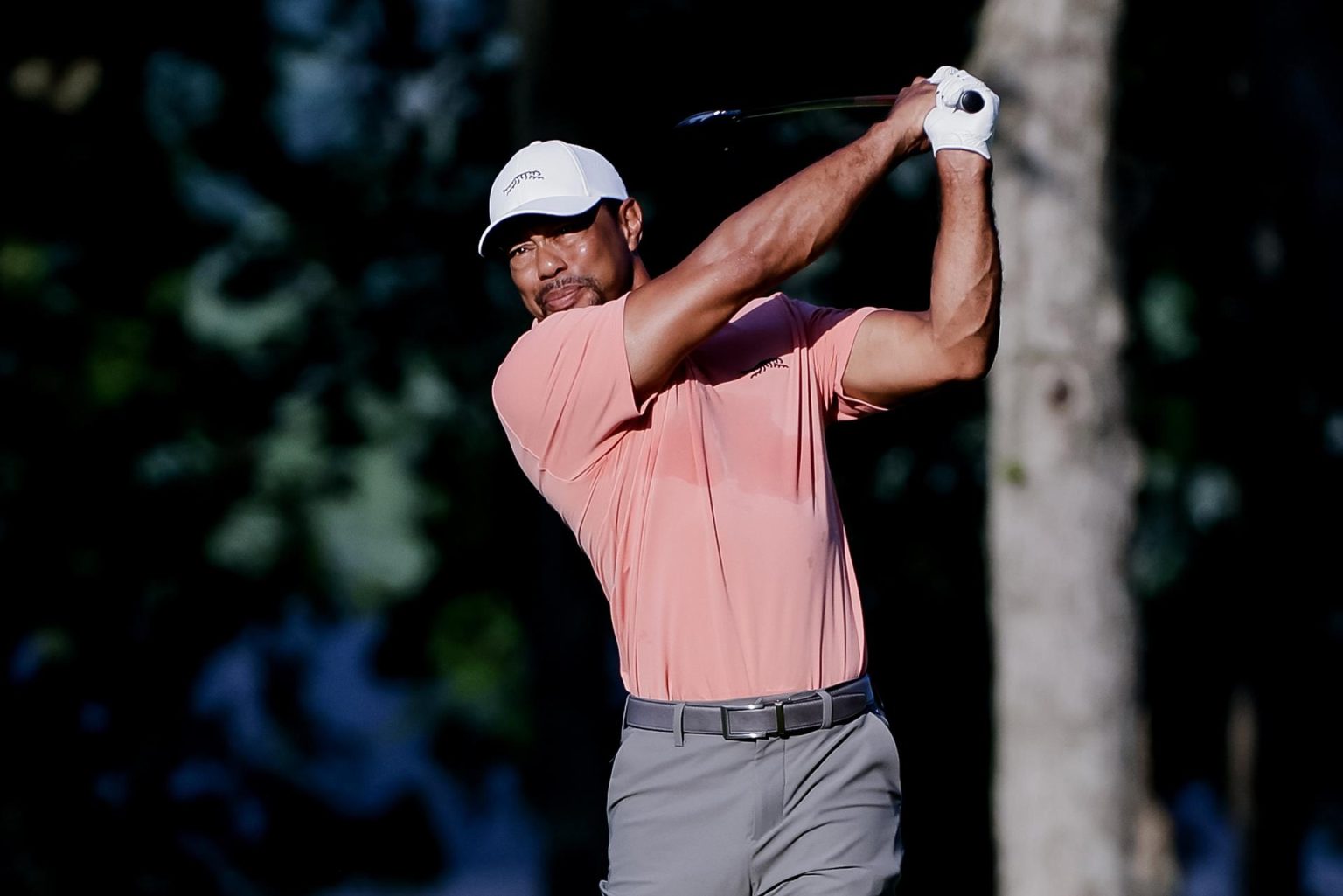 Fotografía del 16 de mayo de 2024 del golfista Tiger Woods, operado este viernes para aliviar el dolor y los espasmos en la espalda. EFE/EPA/ERIK S. LESSER
//////////
Louisville (Estados Unidos), 16/05/2024.- Tiger Woods de los EE.UU. juega un tiro en el hoyo 10 durante la primera ronda del torneo de golf del Campeonato PGA 2024 en el Valhalla Golf Club en Louisville, Kentucky, EE.UU., 16 de mayo 2024. EFE/EPA/ERIK S. MENOR