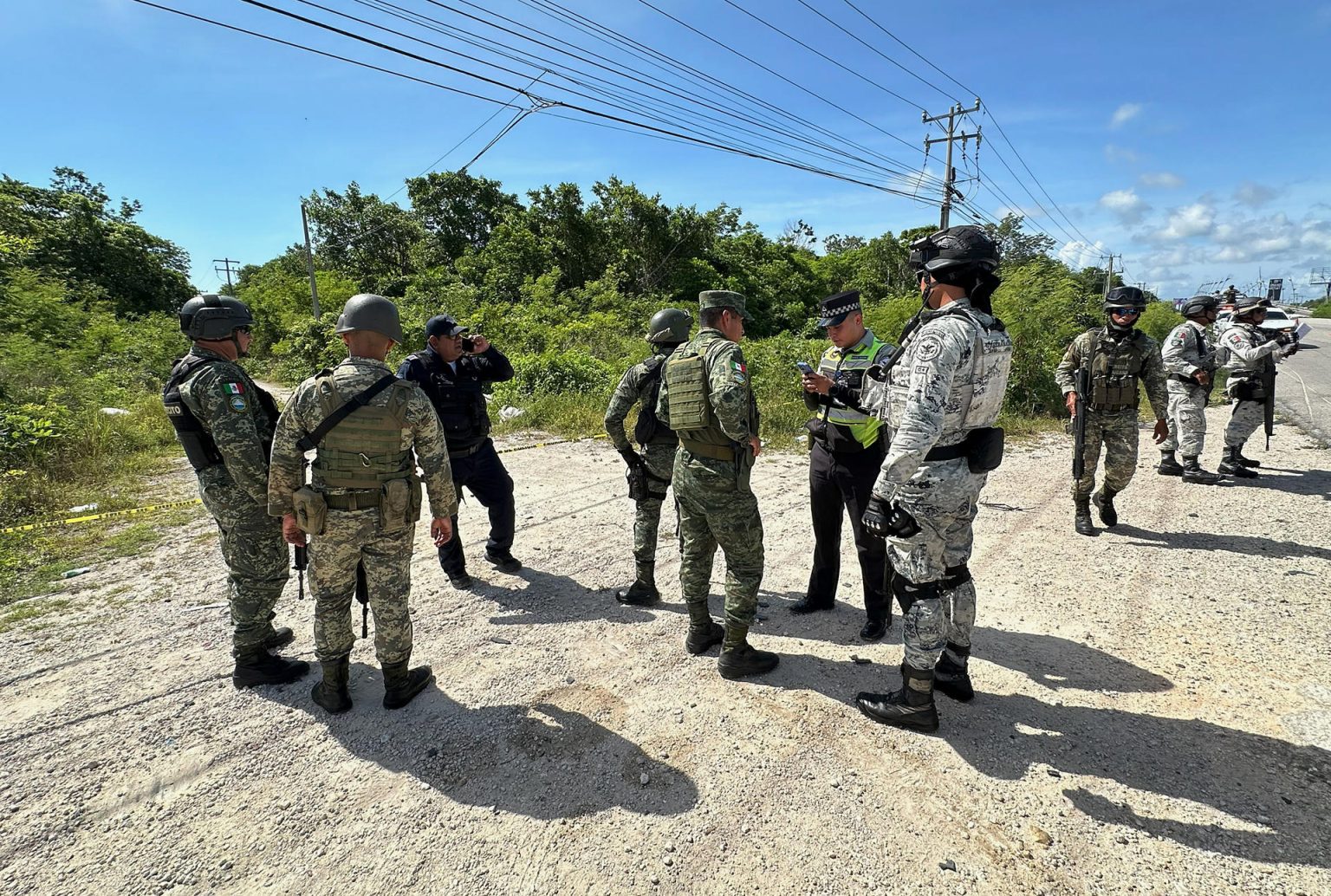 Integrantes de la Guardia Nacional (GN) y del ejército mexicano resguardan la zona de Cancún (México). EFE/ Alonso Cupul