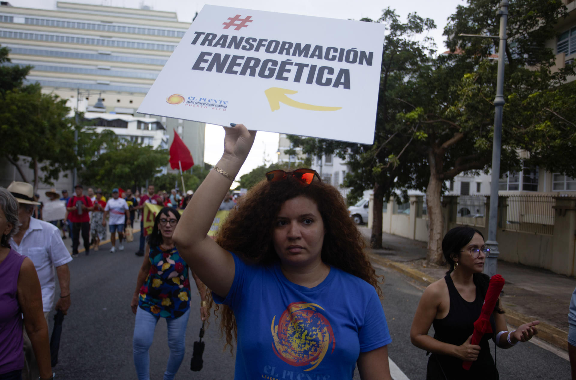 Una mujer sostiene un letrero durante una manifestación en contra de Luma Energy y Genera, privatizadoras de la energía eléctrica, este viernes en San Juan (Puerto Rico). EFE/Thais Llorca
