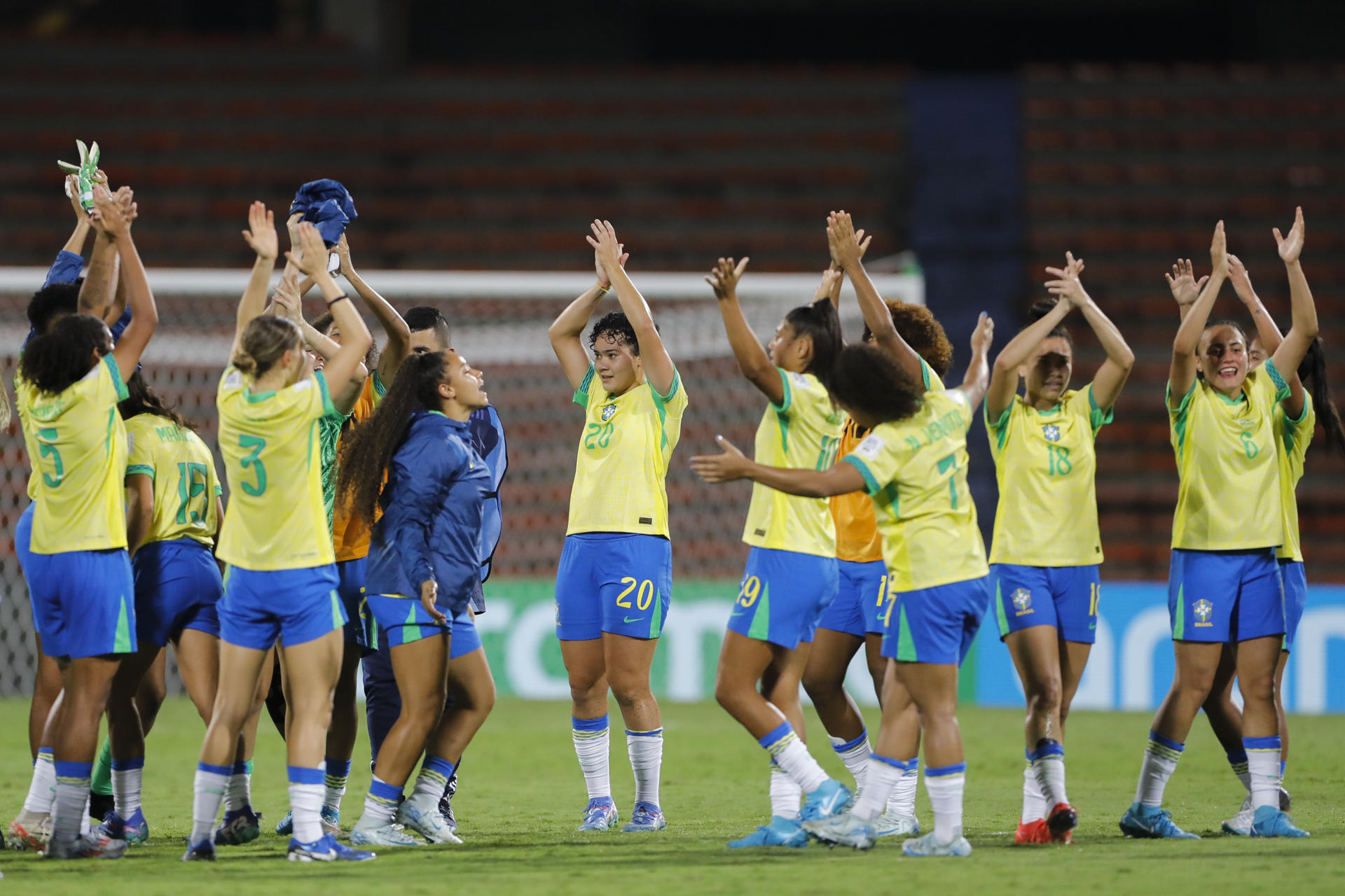 Las jugadoras de la selección sub-20 de Brasil celebran este martes en Medellín su clasificación a los octavos de final del Mundial que se disputa en Colombia. EFE/ Luis Eduardo Noriega Arboleda
