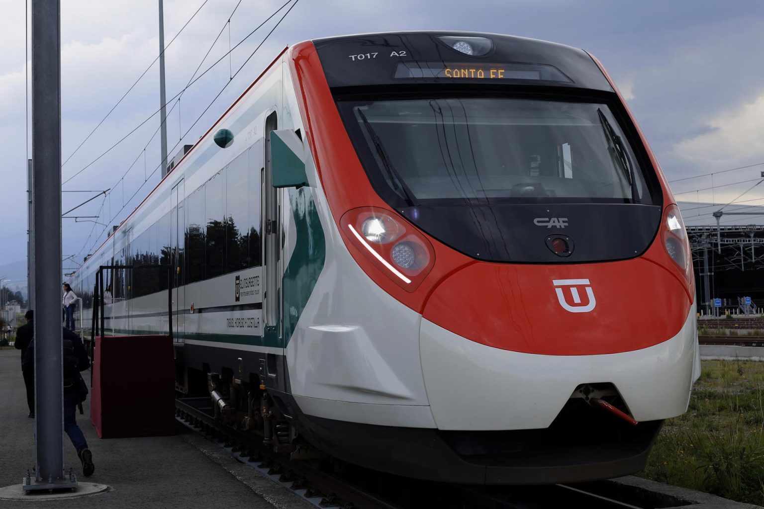 La Unión Europea (UE) y el Gobierno mexicano firmaron una carta intención para desarrollar un tren ligero eléctrico entre el Estado de México y la capital, así como una estrategia ferroviaria sostenible, informó este viernes la Secretaría de Infraestructura, Comunicaciones y Transportes (SICT). Imagen de archivo. EFE/Felipe Gutiérrez