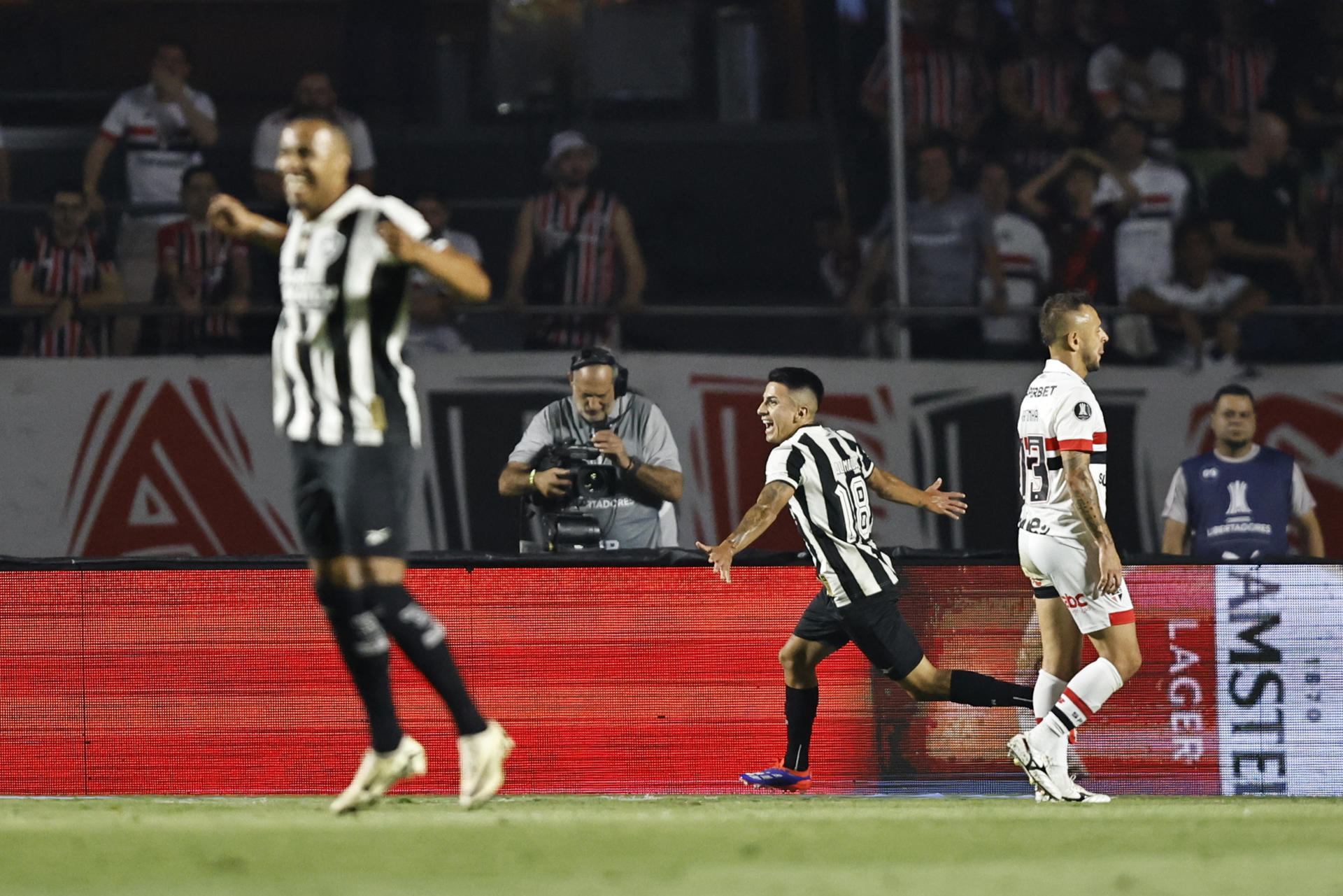 Thiago Almada (c) de Botafogo celebra su gol en el partido de vuelta de cuartos de final de la Copa Libertadores. EFE/ Isaac Fontana
