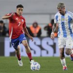 Rodrigo de Paul (d) de Argentina disputa un balón con Marcelino Núñez de Chile en un partido de las eliminatorias sudamericana para el Mundial 2026. EFE/ STR