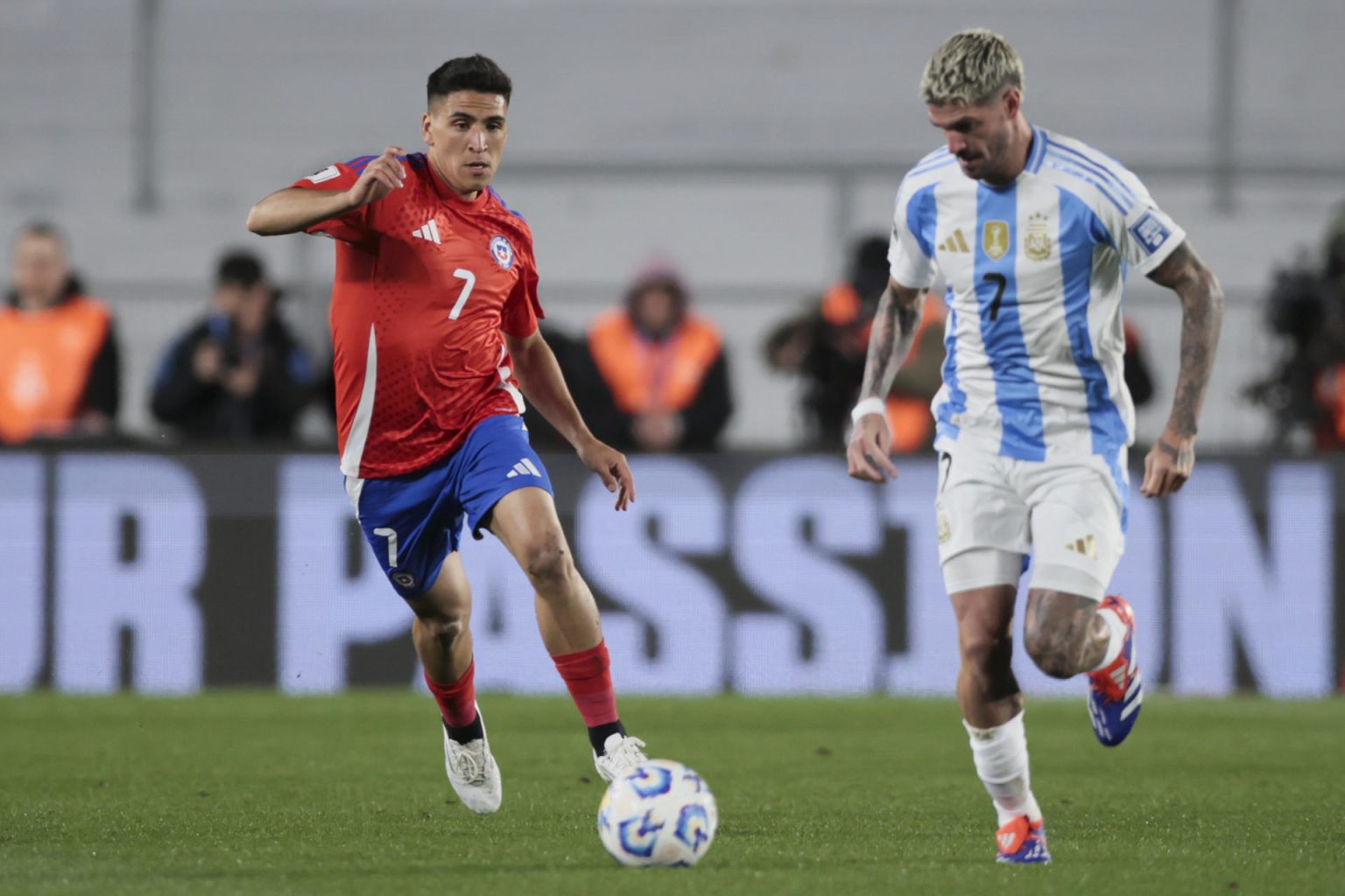 Rodrigo de Paul (d) de Argentina disputa un balón con Marcelino Núñez de Chile en un partido de las eliminatorias sudamericana para el Mundial 2026. EFE/ STR