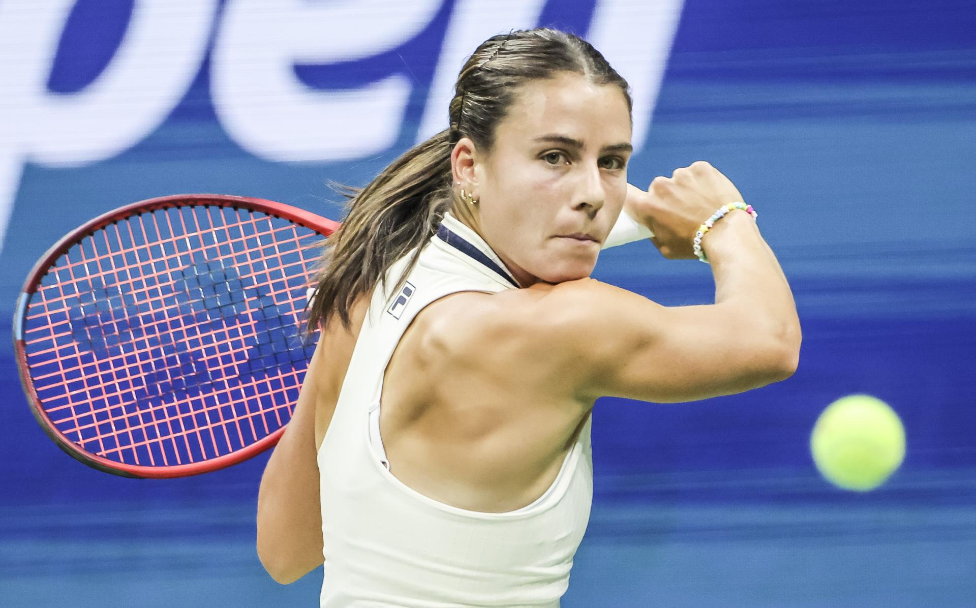 Emma Navarro perdió por 6-3 y 7-6(2) en una hora y 30 minutos ante Aryna Sabalenka. EFE/EPA/CJ GUNTHER
