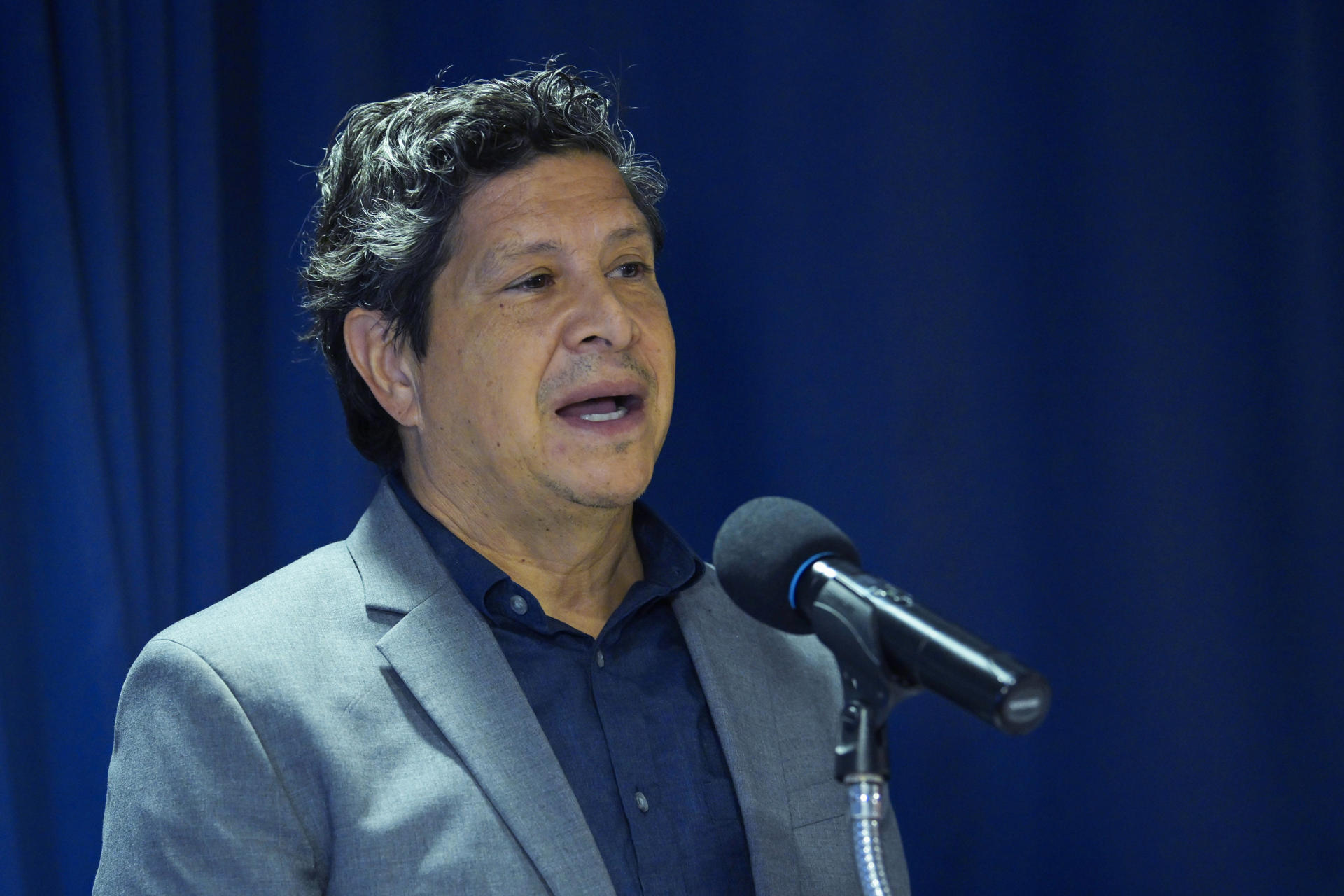 El presidente y director ejecutivo de la Fundación de la Herencia Hispana (HHF), José Antonio Tijerino, habla durante una rueda de prensa este jueves, en el National Press Club en Washington (EE.UU.). EFE/Lenin Nolly
