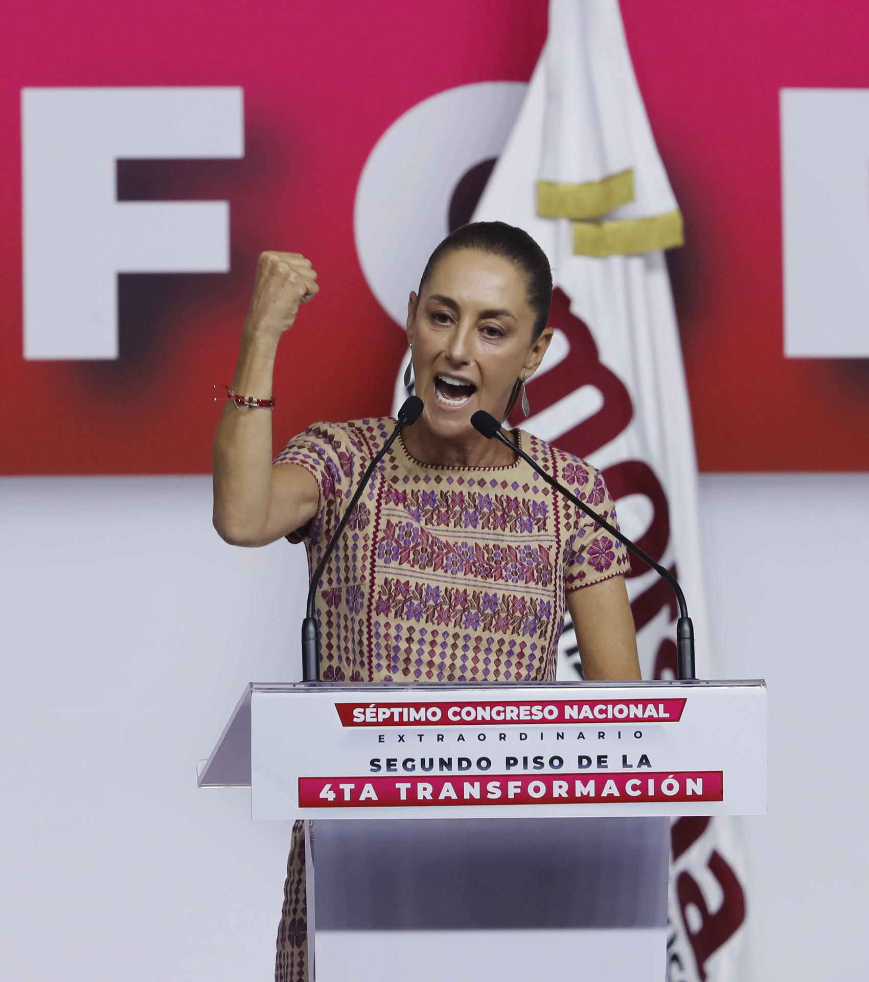 La presidenta electa de México, Claudia Sheinbaum, habla durante en el VII Congreso Nacional Extraordinario de Morena este domingo, en la Ciudad de México (México). EFE/Mario Guzmán
