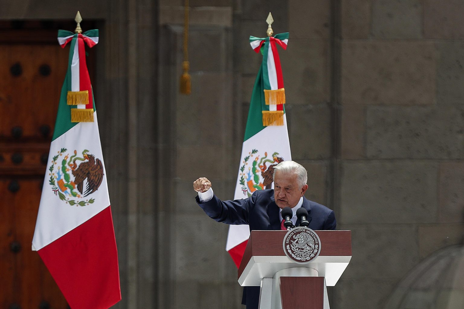 El presidente de México, Andrés Manuel López Obrador, habla durante el sexto informe de gobierno este domingo, en el Zócalo de Ciudad de México (México). EFE/ Isaac Esquivel