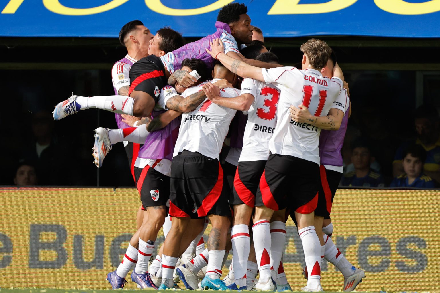 Jugadores de River celebran un gol en un partido de la fecha 15 de la Primera División entre Boca Juniors y River Plate. EFE/ Juan Ignacio Roncoroni