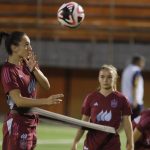 Jone Amezaga (i), de España, participa en un entrenamiento este viernes en el Polideportivo Sur de Envigado (Colombia). EFE/Luis Eduardo Noriega Arboleda