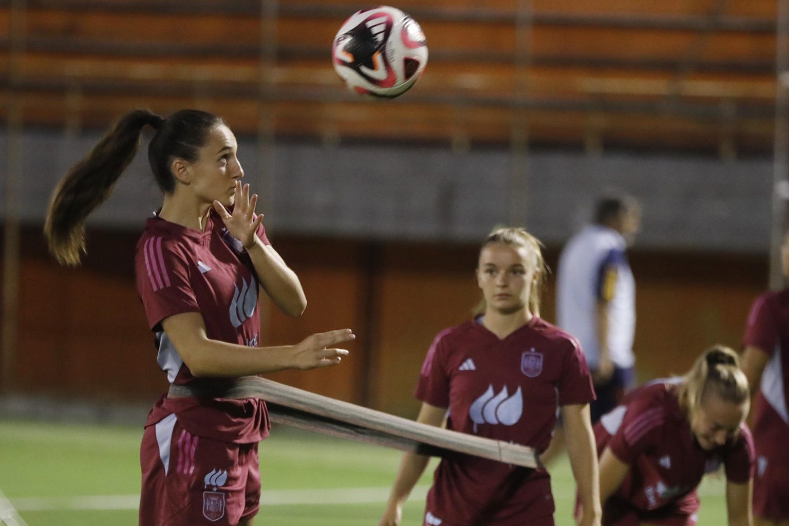 Jone Amezaga (i), de España, participa en un entrenamiento este viernes en el Polideportivo Sur de Envigado (Colombia). EFE/Luis Eduardo Noriega Arboleda