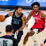 Derrick Rose (i) disputa un balón con Jamen Thompson, de Houston Rockets, durante un partido de la pasada temporada con Memphis Grizzlies. EFE/ Matthew A. Smith